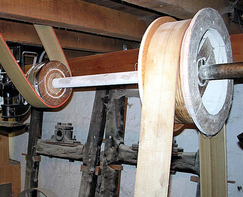 Belt running on spool-like wheel